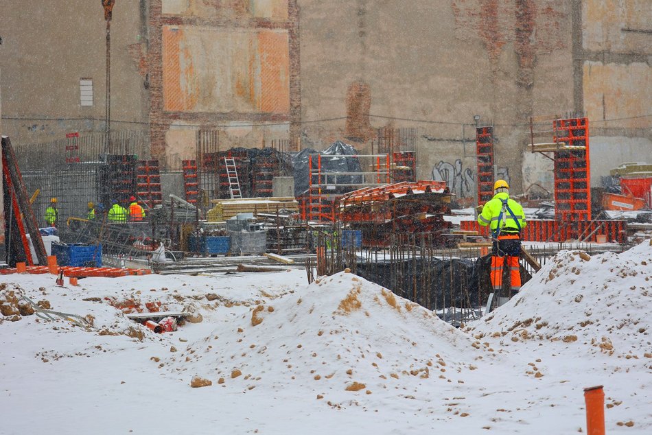 Łódź. Parkingi wielopoziomowe w Łodzi. Mimo śniegu i mrozu prace postępują!