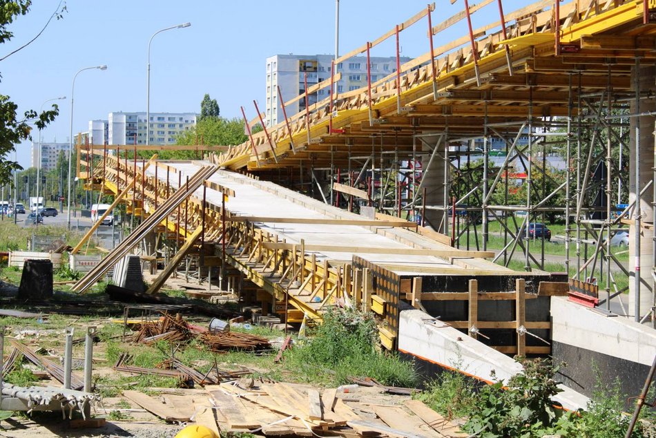Łódź. Budowa kładek na Wyszyńskiego w Łodzi. Zamknięty odcinek jezdni