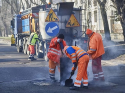 Łódź. Setki remontów dróg w Łodzi to mniej dziur i odszkodowań. Sprawdź, jak zgłosić ubytek w jezdni