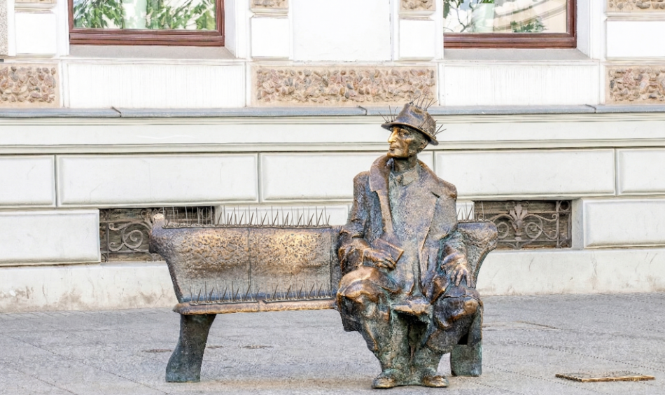 Łódź. Kolce na ławeczce Tuwima przy Piotrkowskiej