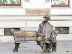 Łódź. Kolce na ławeczce Tuwima przy Piotrkowskiej