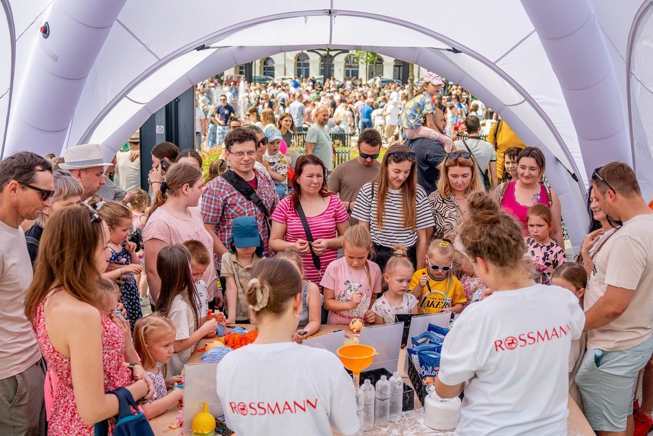 Łódź. Miejski Dzień Dziecka 2025 w Łodzi. Majka Jeżowska, dmuchańce i pokazy [ZDJĘCIA]
