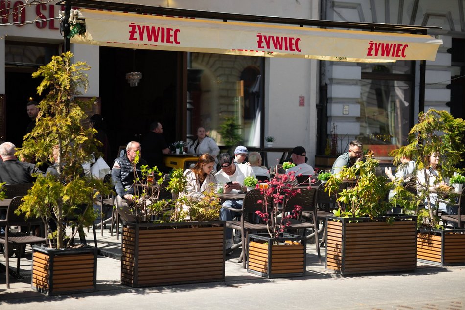 Łódź. Majówka na Piotrkowskiej w Łodzi. Tłumy spacerowiczów od rana do wieczora!