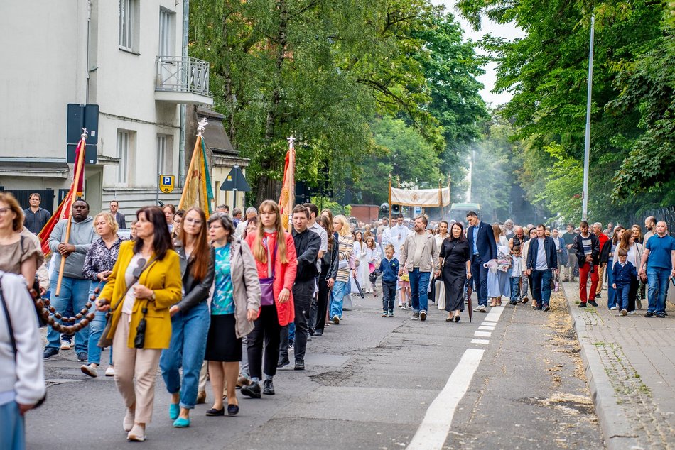Łódź. Boże Ciało w Łodzi. Procesja z kościoła Matki Boskiej Zwycięskiej przeszła ulicami miasta