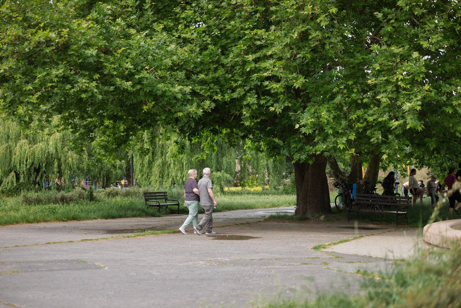 Łódź. Łodzianie spędzają czas wolny w Parku Helenów i Parku Podolskim w Łodzi. Sport i chillout