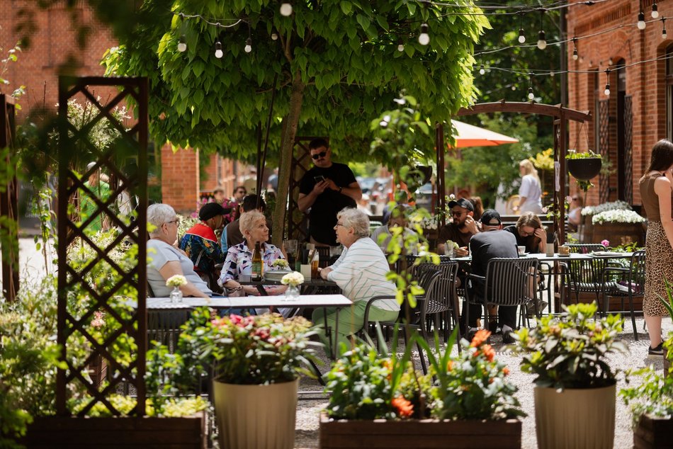 Łódź. Spacerowicze na Księżym Młynie i w Parku Źródliska w Łodzi. Recepta na udany weekend