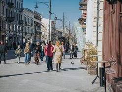 Łódź. Łódź nie tęskni za zimą! Tłumy Łodzian spacerowały po Piotrkowskiej i Parku Staromiejskim