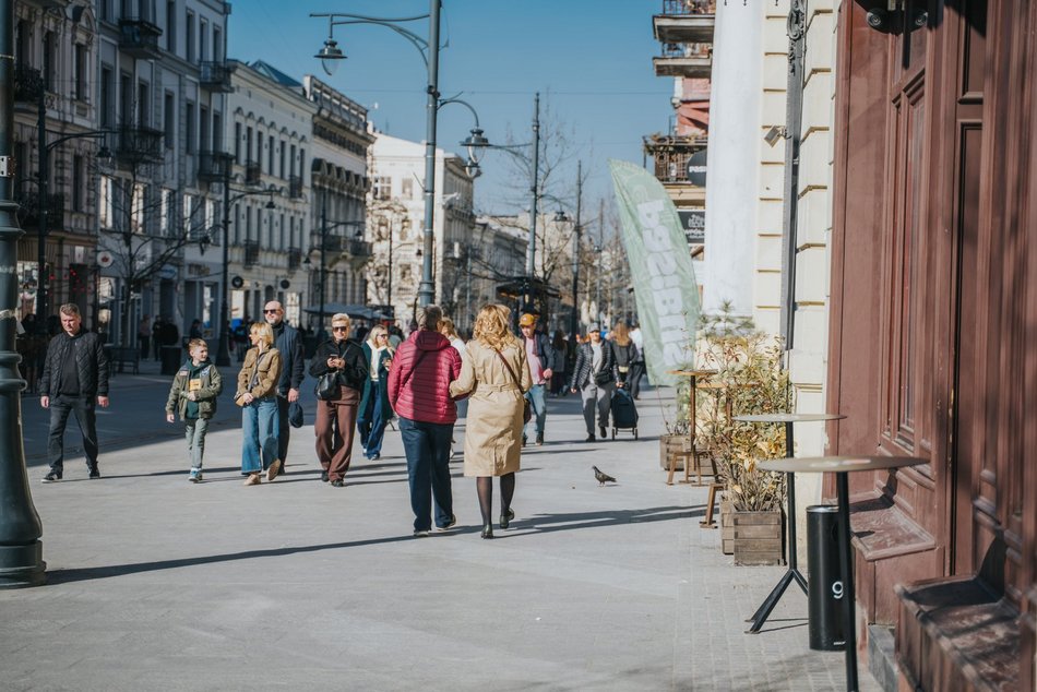 Łódź. Łódź nie tęskni za zimą! Tłumy Łodzian spacerowały po Piotrkowskiej i Parku Staromiejskim