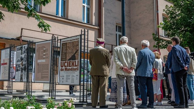 „Uciekli do Mandżurii". Wystawa poświęcona zbrodni katyńskiej w pasażu Schillera