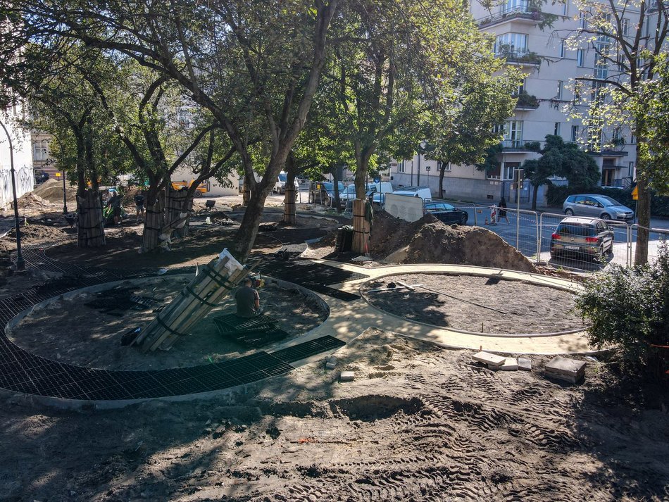 Plac Komuny Paryskiej przechodzi metamorfozę. Koniec z zaniedbanym zaułkiem