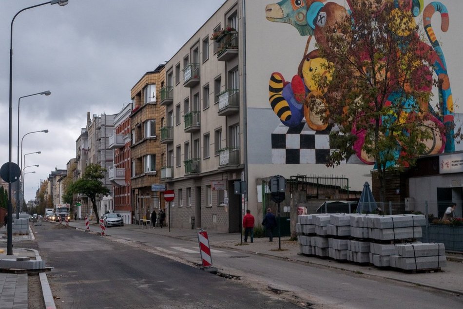 widok na ulicę Rewolucji 1905 r. w remoncie