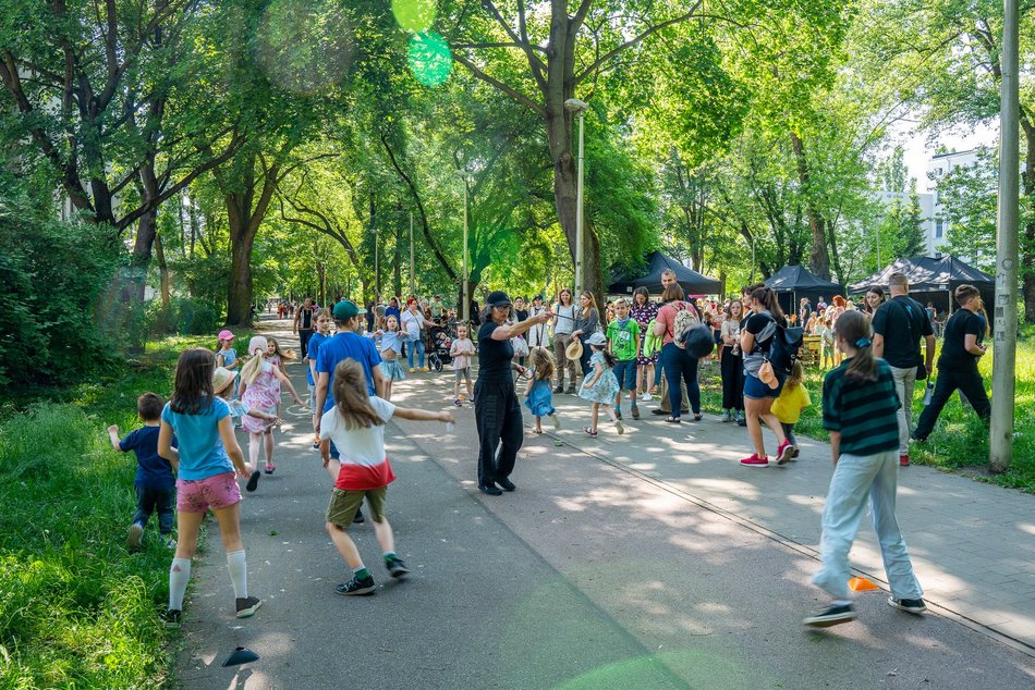 Dzieci bawiące się na pikniku na Abramce