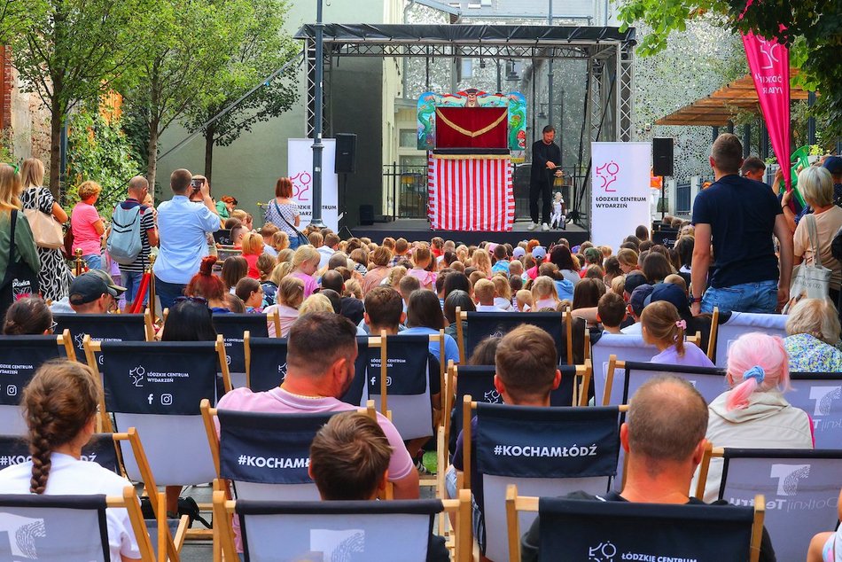 Łódź. Baśniowa Piotrkowska w Łodzi. Teatr Barnaby zachwycił najmłodszych widzów