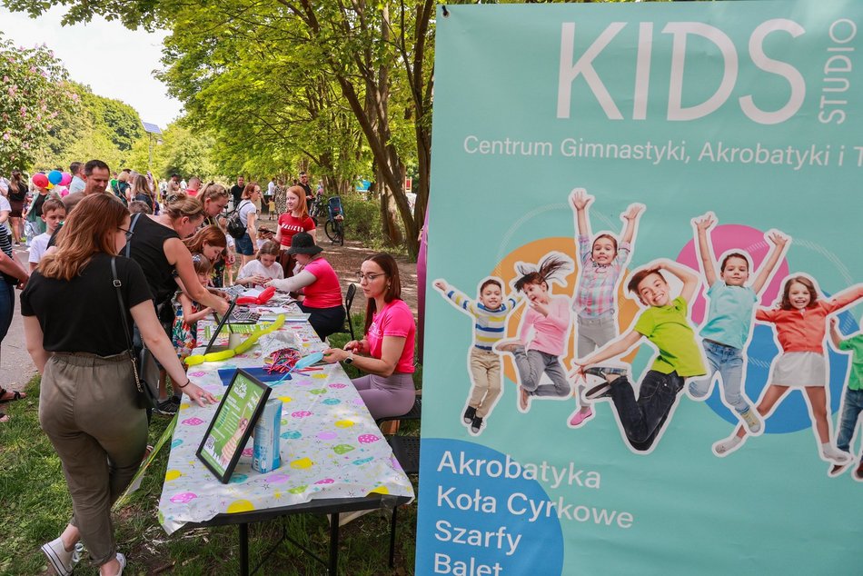 Łódź. Dzień Dziecka w parku na Młynku w Łodzi. Dmuchańce, alpaki i skutery wodne