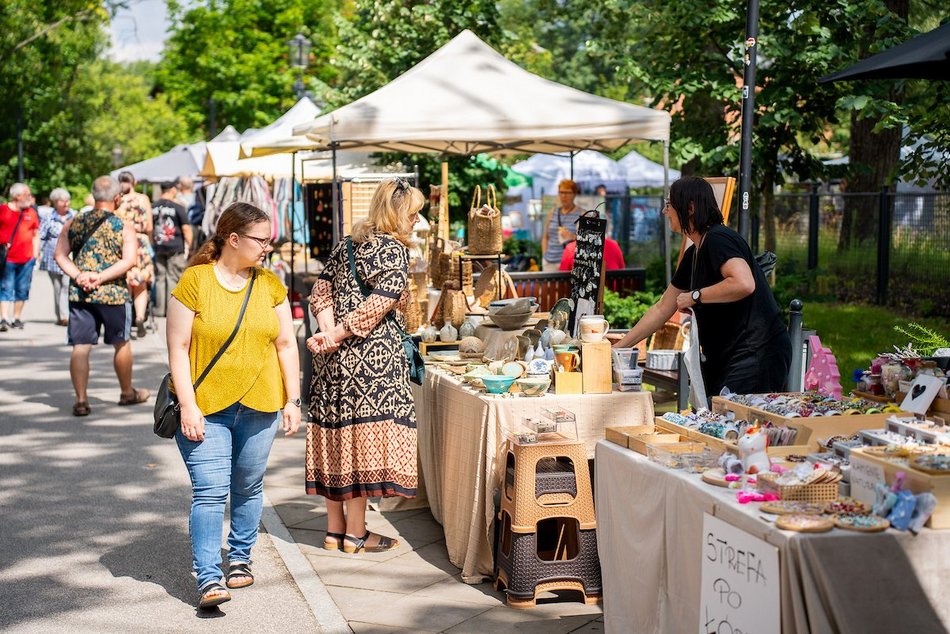 Łódź. Lipcowy targ staroci na Księżym Młynie. Miłośnicy rzeczy z duszą nie zawiedli