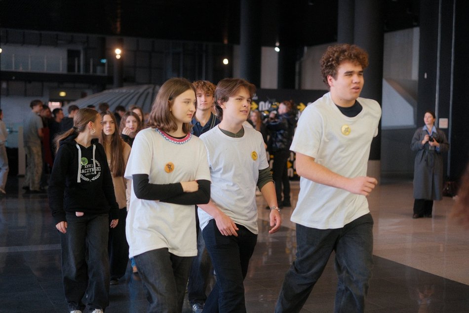 Łódź. Licealiści z Łodzi zatańczyli Belgijkę! Wielkie świętowanie Międzynarodowego Dnia Licealisty