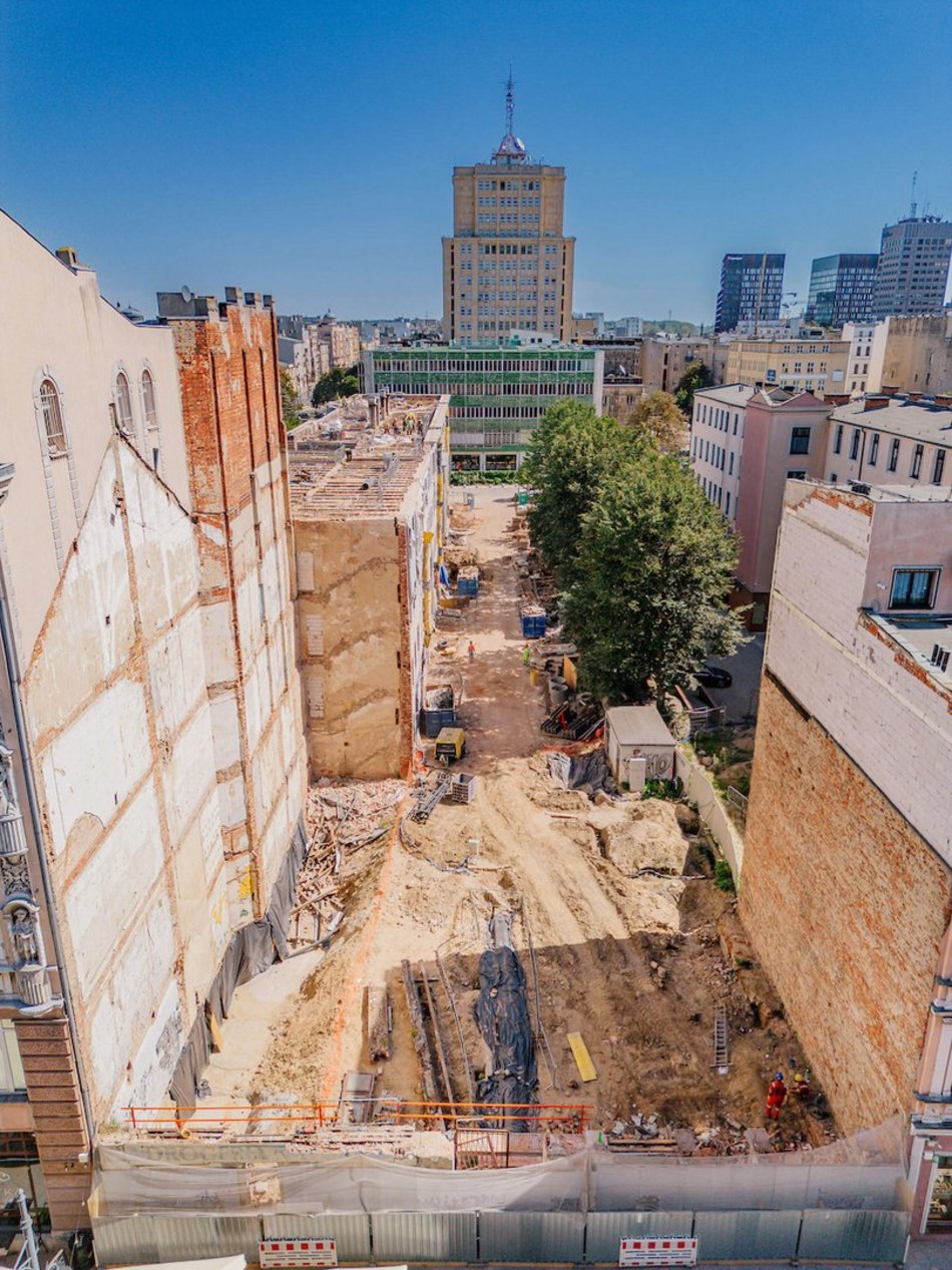 Łódź. „Dziura” przy Piotrkowskiej 58 w Łodzi znika na naszych oczach! Prace wystartowały!