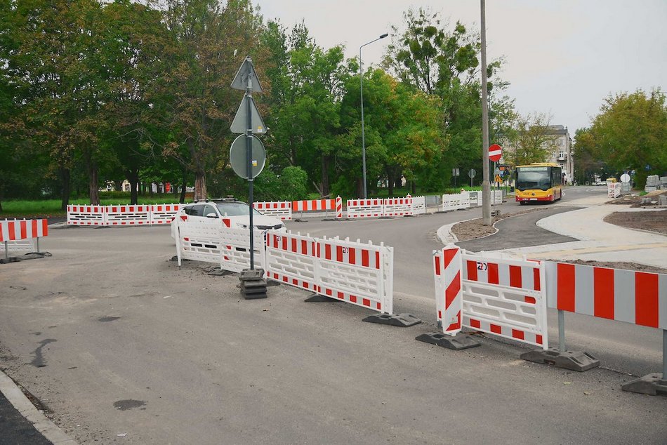 Łódź. Remont Źródłowej. Jest już nowy chodnik. Czas na parkingi i przystanki MPK Łódź