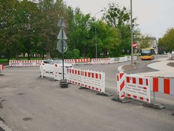 Łódź. Remont Źródłowej. Jest już nowy chodnik. Czas na parkingi i przystanki MPK Łódź