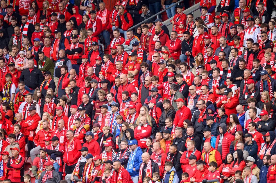 Łódź. Kibice na meczu Widzewa Łódź z Rakowem Częstochowa