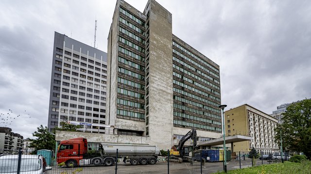Hotel Światowit znika z krajobrazu Łodzi. Legendarny budynek w trakcie rozbiórki [ZDJĘCIA]