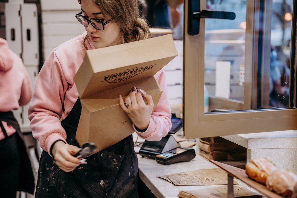 Łódź. Tłusty czwartek w Łodzi od kulis. Tak smaży się 5 tys. pączków w Gorącej Pączkarni!