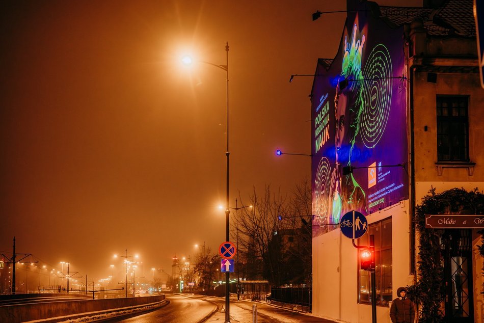 Łódź. Nowy mural Marii Skłodowskiej-Curie w Łodzi. Nie tylko pięknie wygląda, ale i świeci!