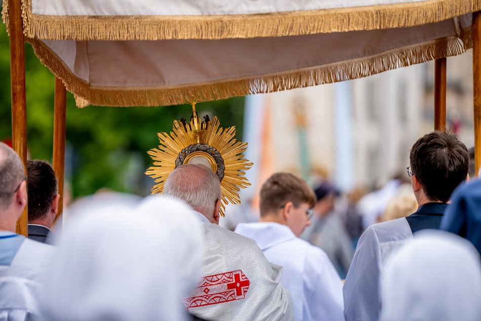 Łódź. Boże Ciało w Łodzi. Procesja z kościoła Matki Boskiej Zwycięskiej przeszła ulicami miasta