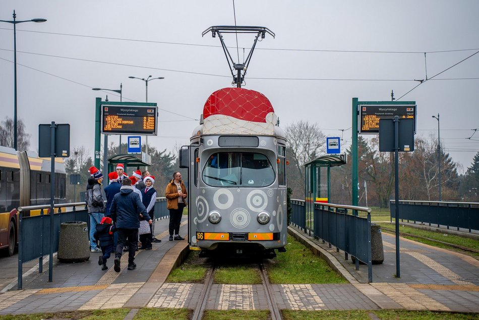 Łódź. Mikołajkowy tramwaj MPK Łódź już pędzi po mieście! Zobacz, jak się prezentuje
