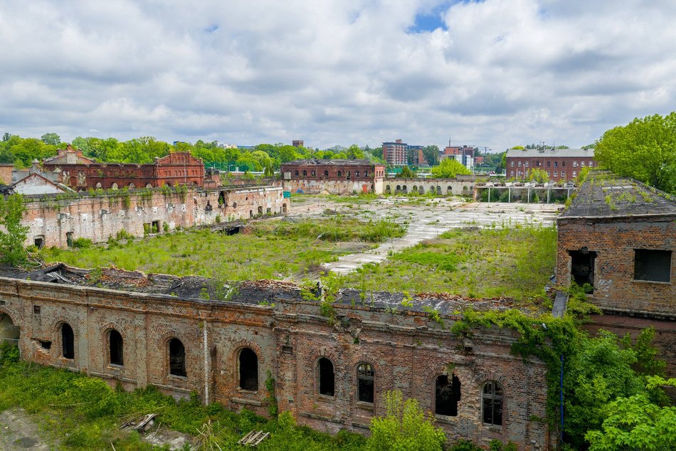 Łódź. Słynna fabryka Uniontex w Łodzi w trakcie remontu. Odwiedził ją Jan Paweł II