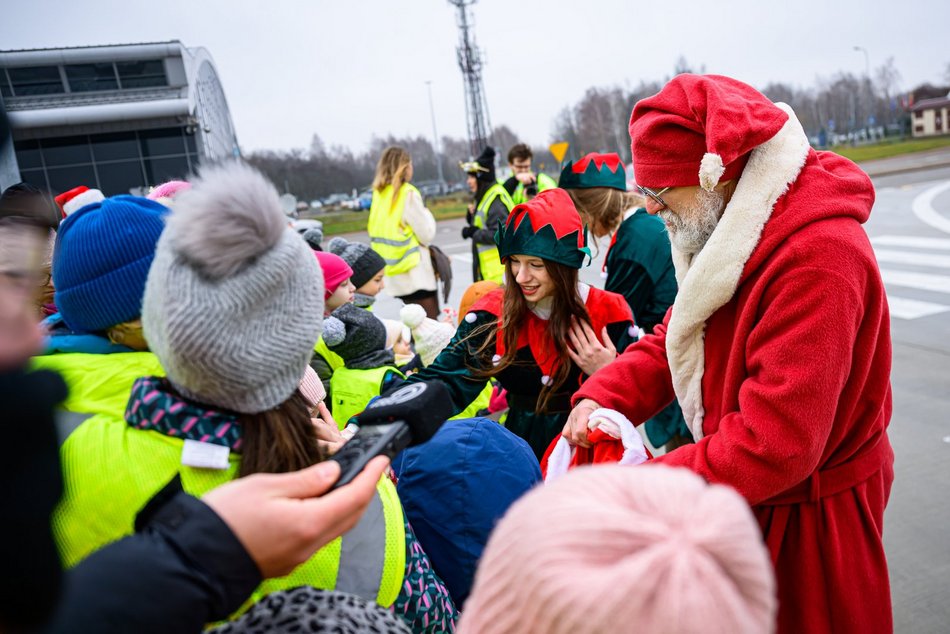Mikołaj przyleciał helikopterem na lotnisko w Łodzi