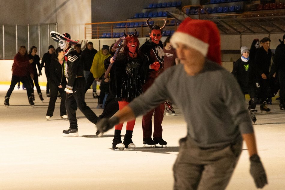 Łódź. Halloween na lodowisku Bombonierka w Łodzi. Królestwo duchów i zjaw na lodzie