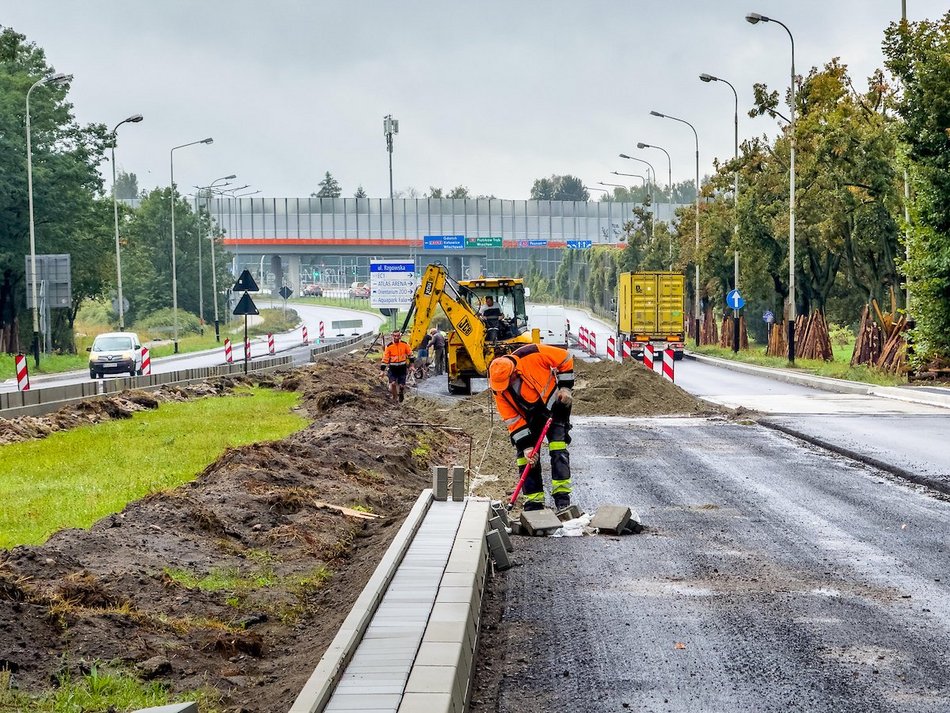 Łódź. Remont Rzgowskiej w Łodzi. Część jezdni do Trasy Górna już ułożona!