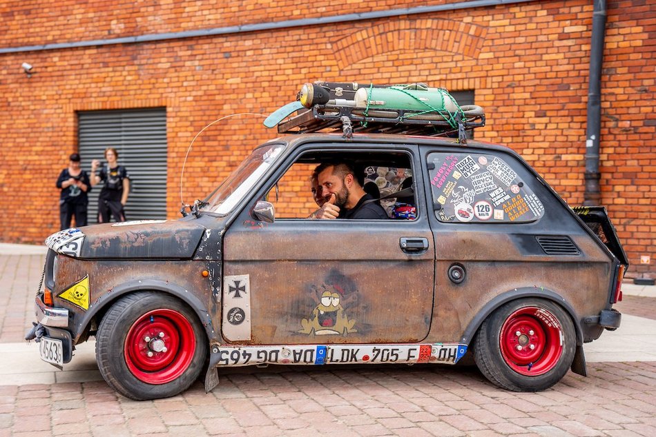 Łódź. Parada maluchów w Manufakturze! Kultowe fiaty 126p ciągle w modzie