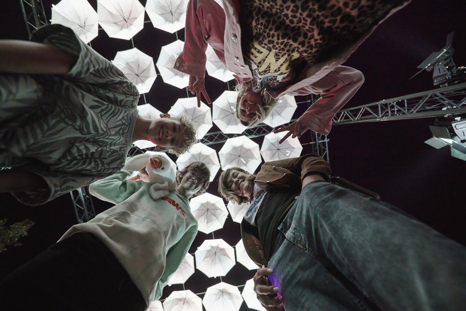 ludzie na festiwalu światła w Łodzi