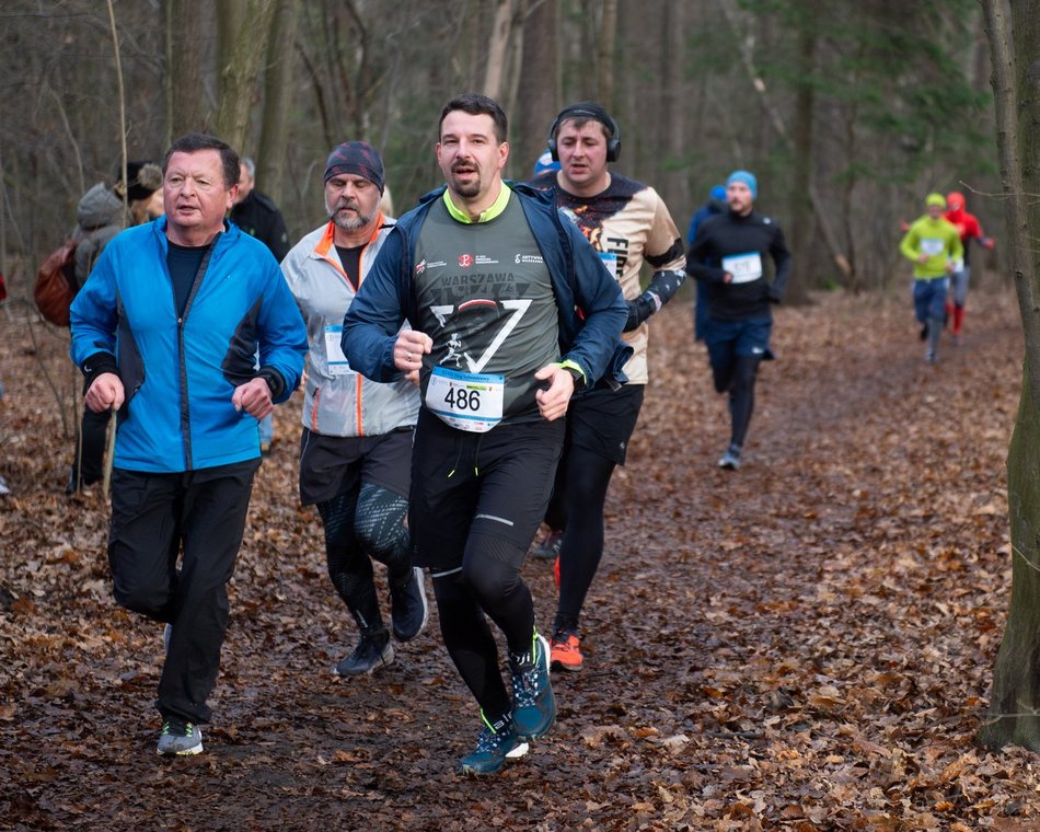 biegacze w lesie