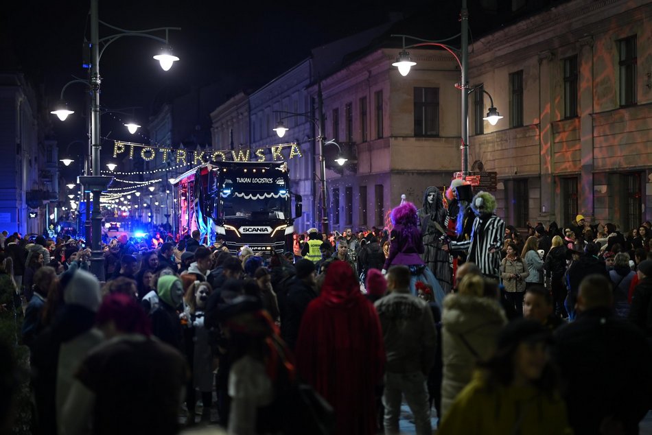 Łódź. Halloweenowa parada przeszła Piotrkowską w Łodzi. Tłumy duchów, czarownic i zombie!