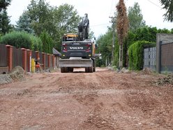 Łódź. Remont Bałtyckiej w Łodzi rozpoczęty. Betonowe płyty zastąpią drogę gruntową