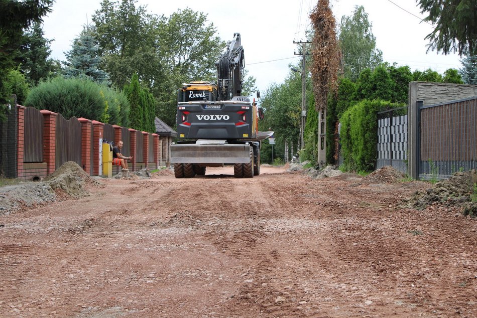 Łódź. Remont Bałtyckiej w Łodzi rozpoczęty. Betonowe płyty zastąpią drogę gruntową