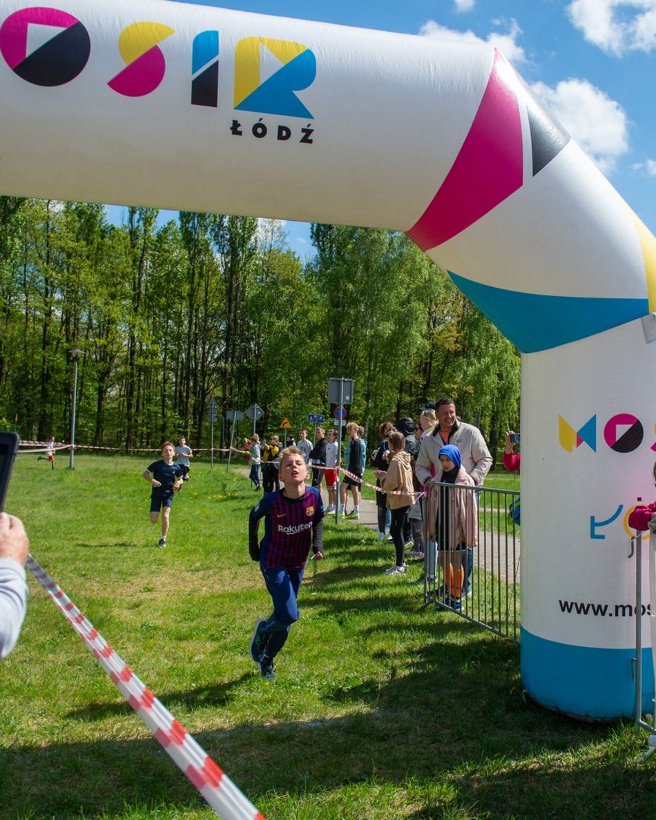 Łódź. XVII Bieg Olimpijczyków w parku Baden-Powella. Rywalizowali uczniowie szkół w Łodzi