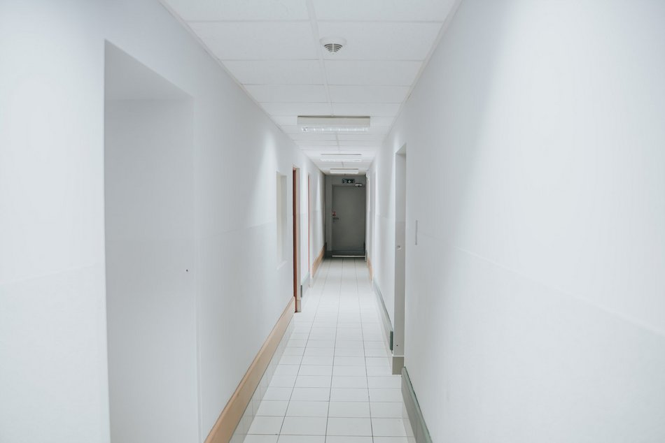 Łódź. Metamorfoza DPS przy Sierakowskiego w Łodzi. Odnowiony hol, klatka schodowa i odświeżone ściany