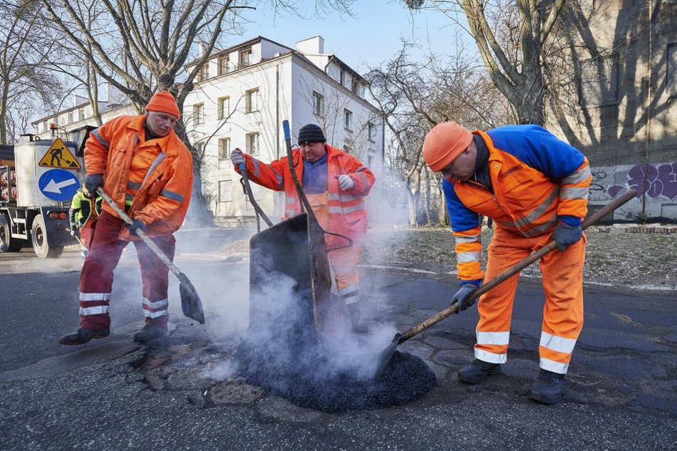 Łódź. Setki remontów dróg w Łodzi to mniej dziur i odszkodowań. Sprawdź, jak zgłosić ubytek w jezdni