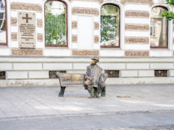 Łódź. Kolce na ławeczce Tuwima przy Piotrkowskiej