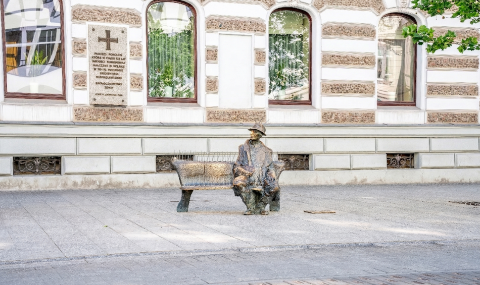 Łódź. Kolce na ławeczce Tuwima przy Piotrkowskiej