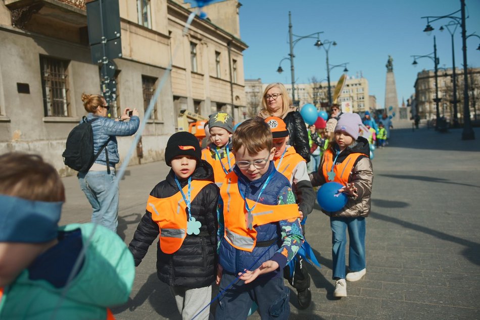 Łódź. Światowy Dzień Autyzmu. Przedszkolaki przemaszerowały Piotrkowską!