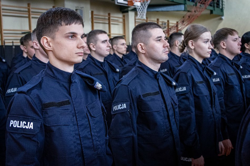 Łódź. Policja w Łodzi powiększa swoje szeregi i flotę! Aż 129 nowych funkcjonariuszy oraz 46 radiowozów