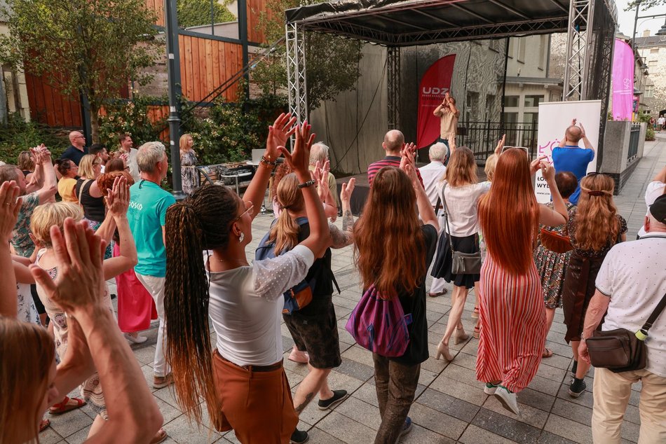 Łódź. Niedzielna potańcówka przy Piotrkowskiej. Łodzianie potrafią się bawić!