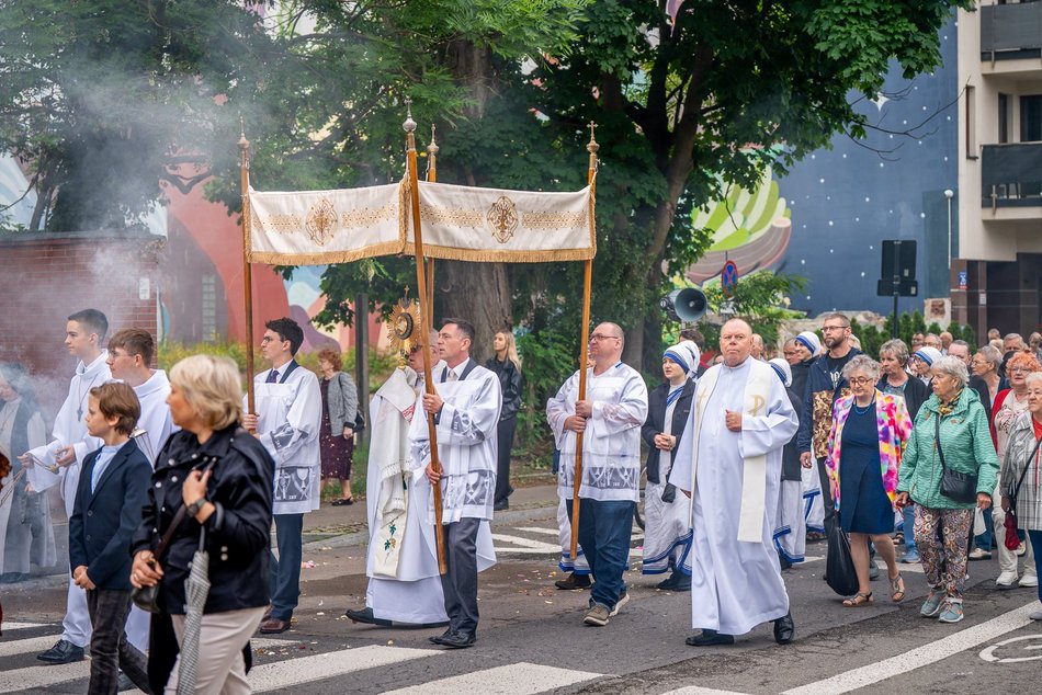Łódź. Boże Ciało w Łodzi. Procesja z kościoła Matki Boskiej Zwycięskiej przeszła ulicami miasta