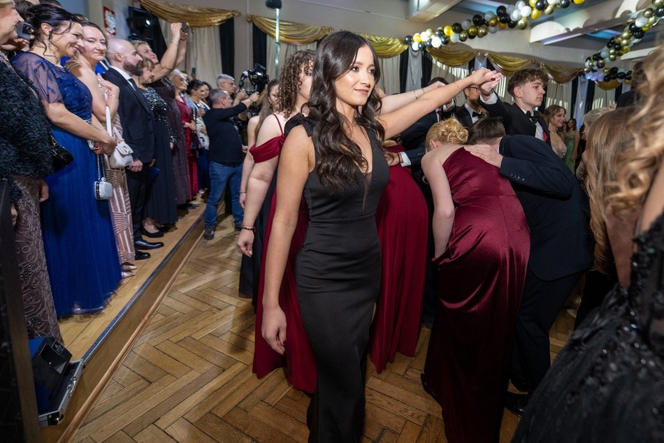 Łódź. Studniówka XXVI LO w Łodzi. Ależ oni zatańczyli... i jak pięknie wyglądali!