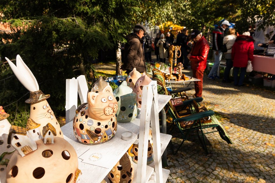 Łódź. Targ Staroci na Księżym Młynie w Łodzi. Rękodzieła, biżuteria, winyle i wiele więcej